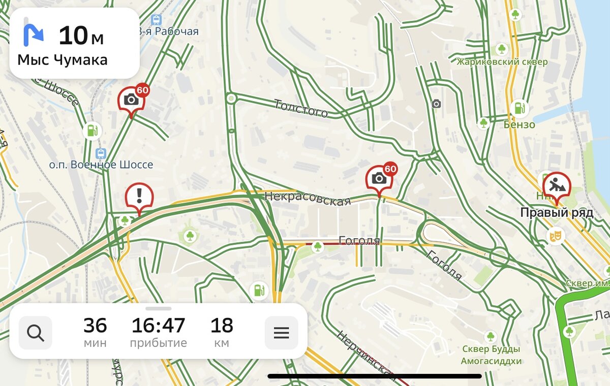 Стрелочка наверху слева показывает, через сколько куда дальше повернуть. А еще на карте 2Гис отмечены ремонтные работы, временно перекрытые дороги, дтп и тд.