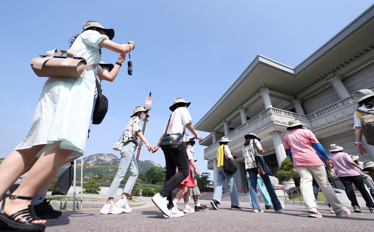 Мультикультурные  семьи посетили Чон Ва Дэ (бывшую официальную резиденцию Президента  Южной Кореи) по приглашению Управления культурного наследия ЮК во  вторник (Ренхап)