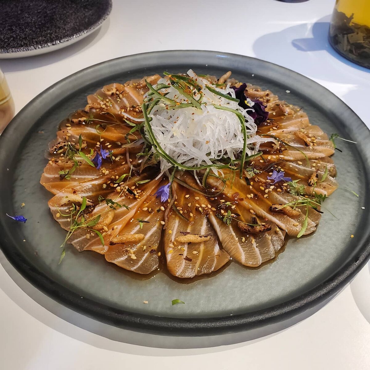 Рыба свежая, и подача интересная. Но вкус не впечатлил.