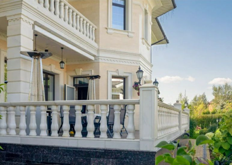 Маркизы в коробе на стене
