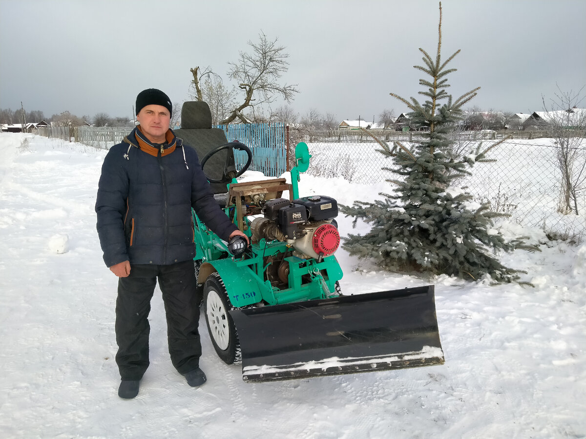 А это Александр Филиппов - тот самый сосед Михаила и его мини-трактор Т-150.