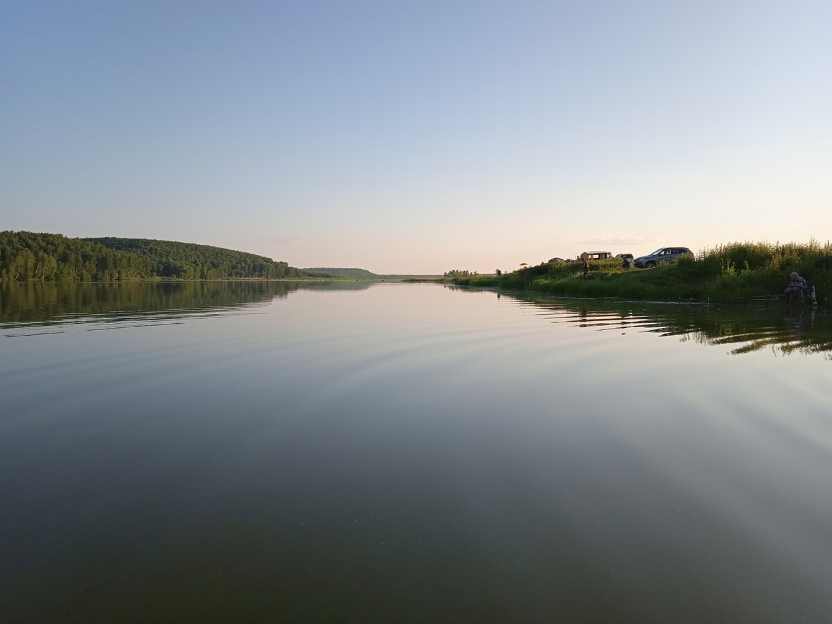 Кадр сделан с воды. 