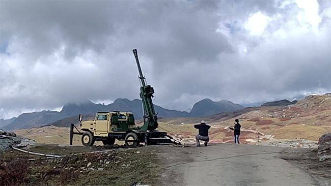 Кадры испытаний САУ Garuda 105 на шасси TATA LAMV.