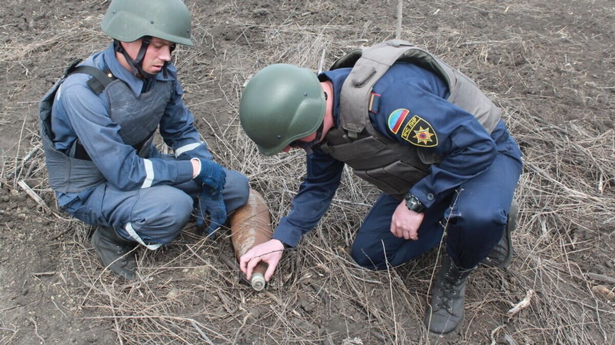    Саперы ЛНР нашли в поле боевую часть снаряда РСЗО "Ураган"© Фото : предоставлено МЧС ЛНР