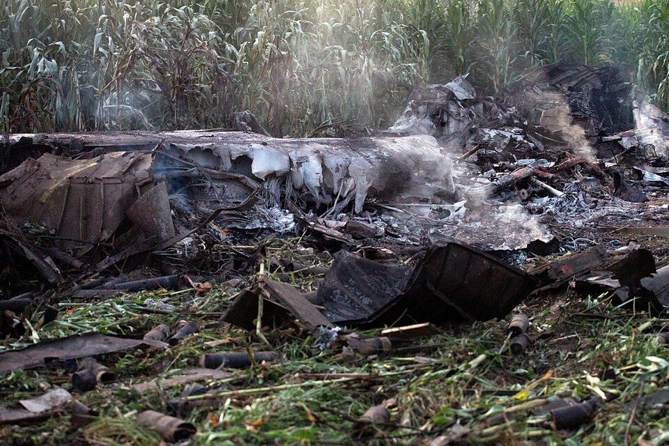     Ан-12 украинской авиакомпании "Меридиан", разбился вечером 16-го июля в Греции примерно в 12 километрах от небольшого городка Кавала  REUTERS