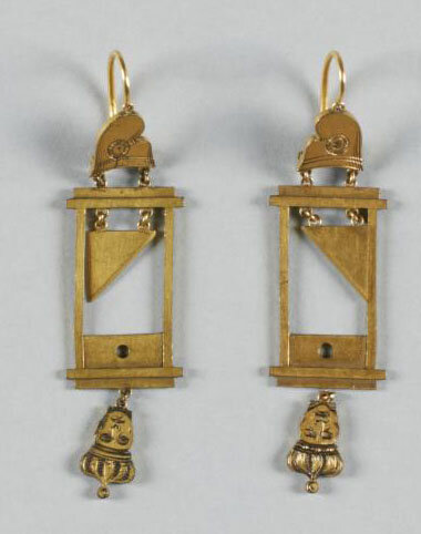 Серьги-подвески «Гильотина»,  около 1880 г. Латунь, гравировка. Музей Carnavale, Париж
