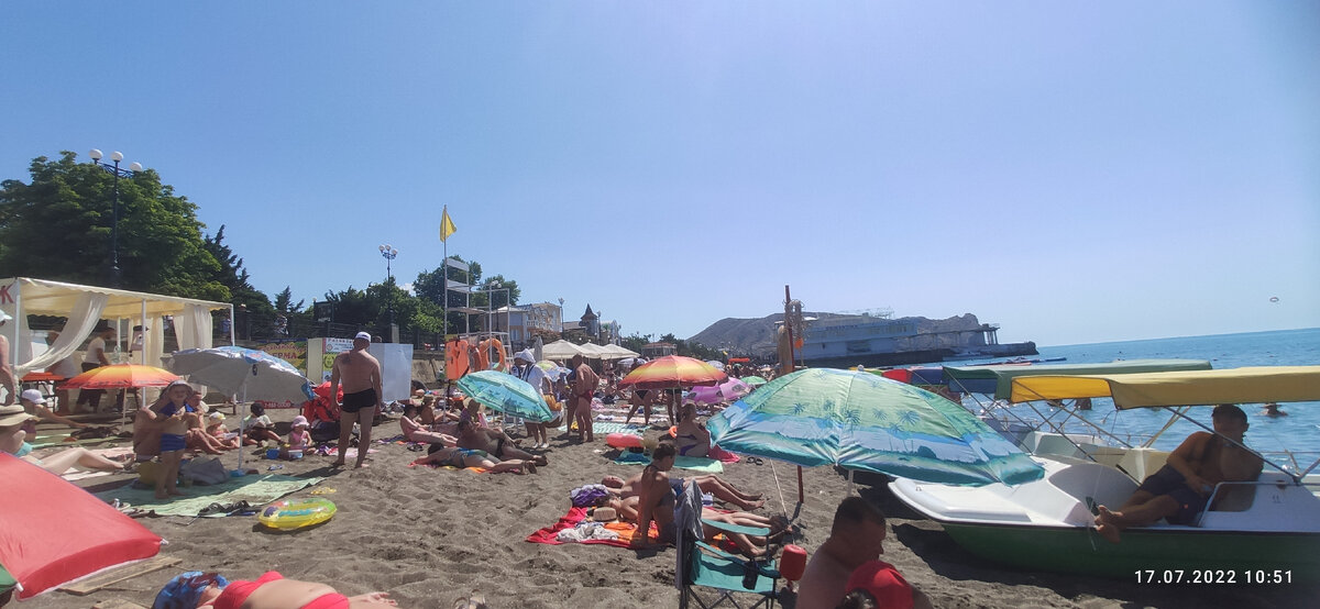 Это ранее утро на пляже ещё есть места (фото автора)