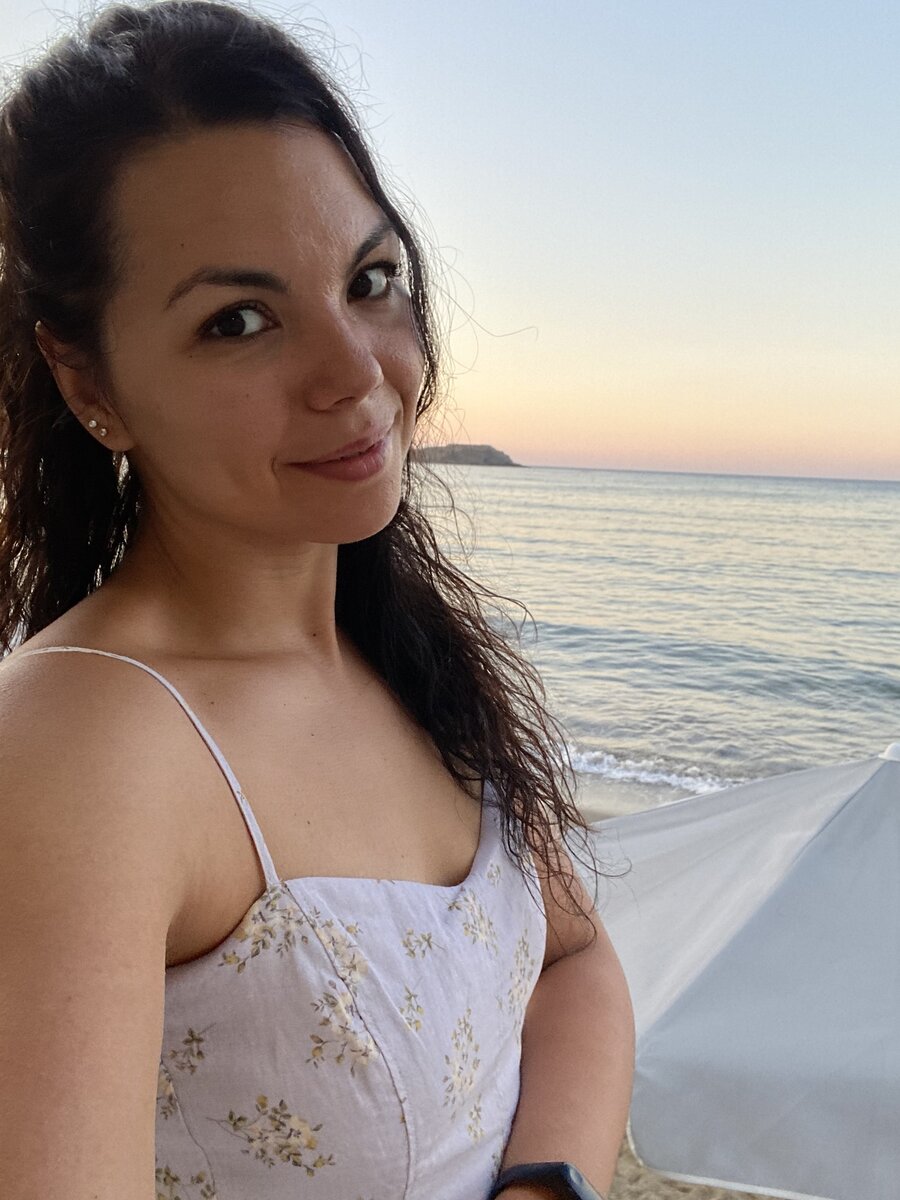 Фото автора на пляже ливади. Описание ниже.