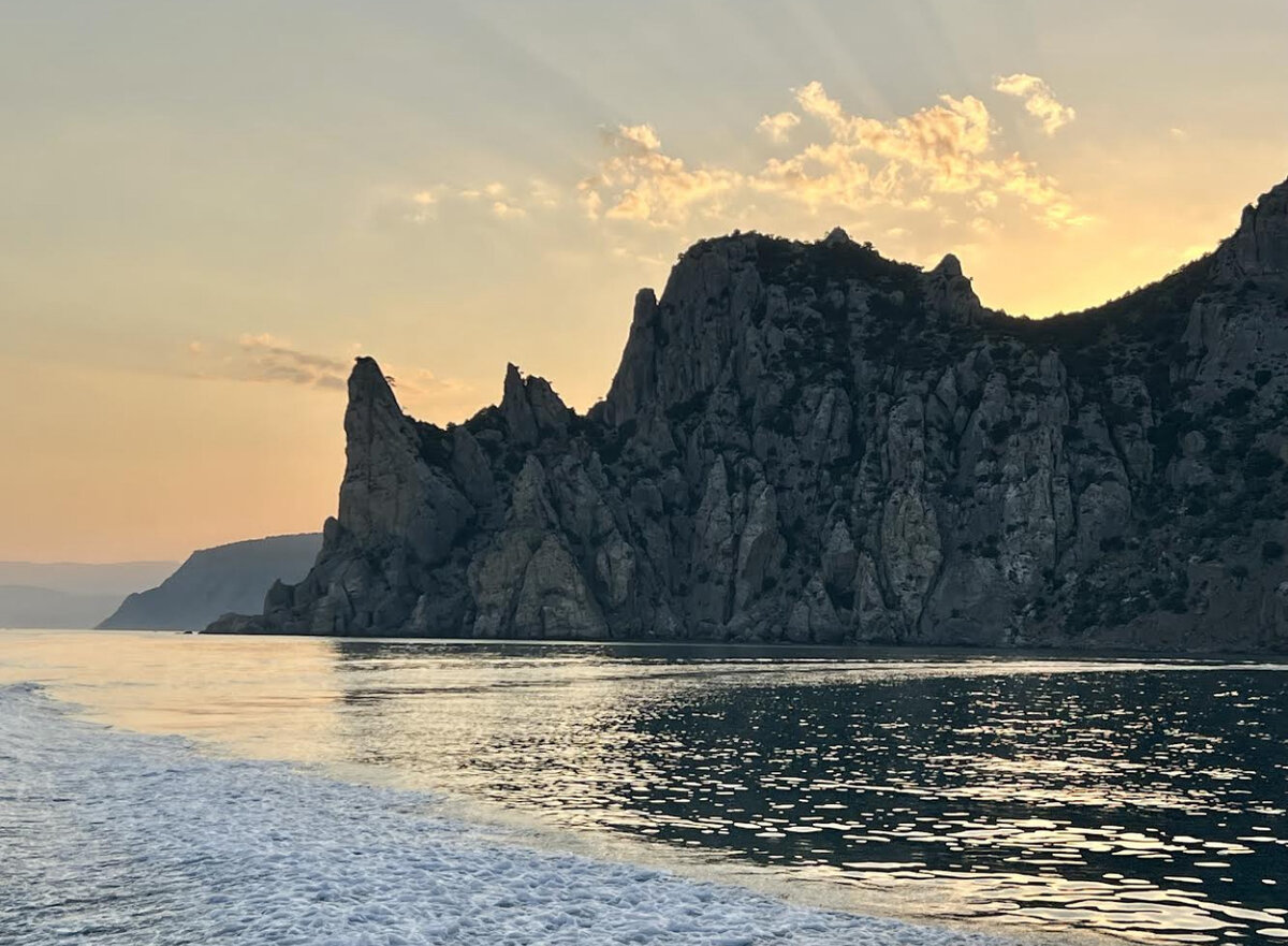 Горный массив Караул-Оба. Вид с моря. Фото: Т. Зорова