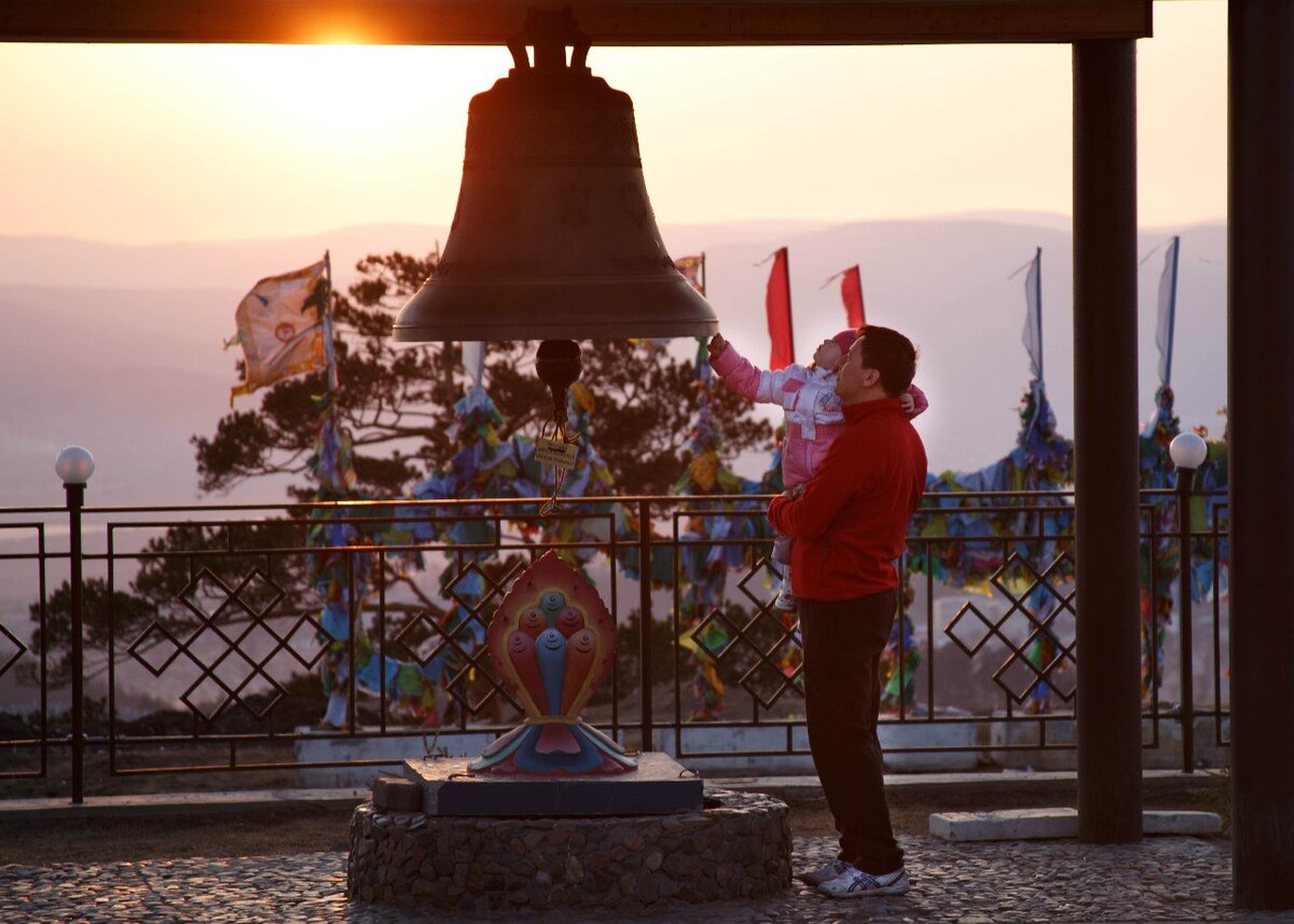 С дочкой в одном из многочисленных дацанов.