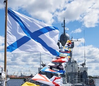 Андреевский Флаг и тут же в кадре гирлянда «флажков», украшающих корабль по случаю праздника