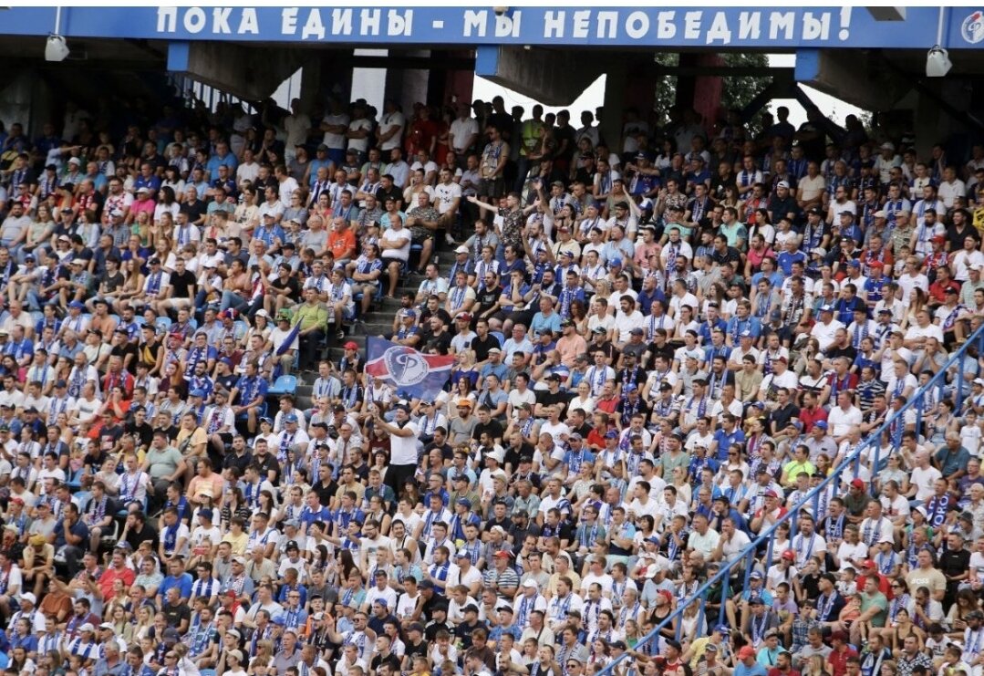 Трибуны на стадионе в Воронеже во время матча со "Спартаком". Фото moe-online.com