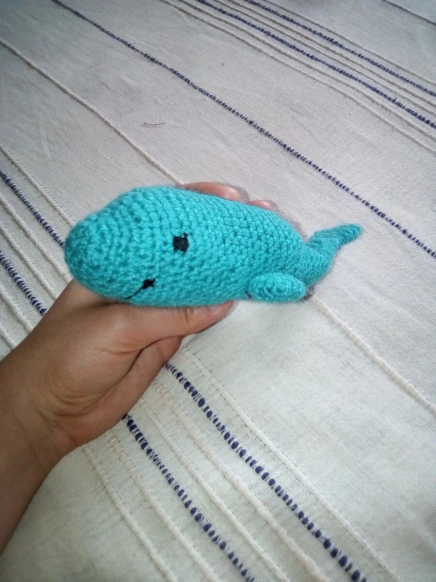 Мой самый первый кит. Связан неправильным крючком и из скрипучего, как снег, акрила.