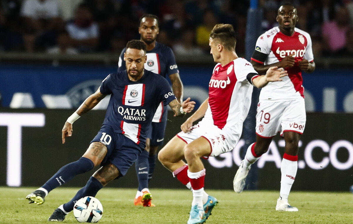    Нападающий ПСЖ Неймар и полузащитник "Монако" Александр Головин  EPA-EFE/Mohammed Badra