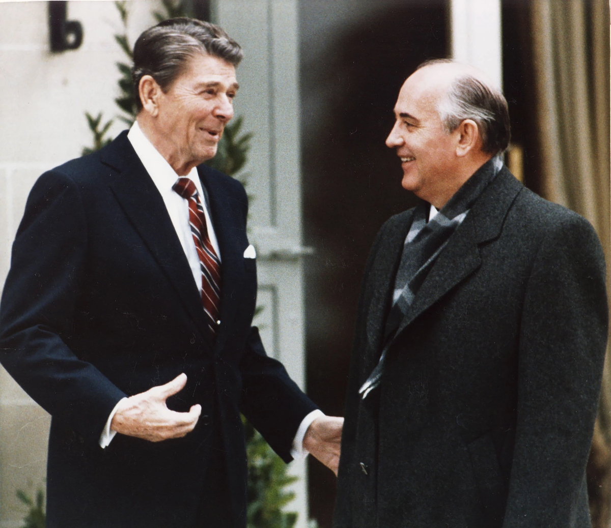 Переговоры с рейганом. Рональд Рейган и Горбачев. Горбачев Рейган Женева 1985. Саммит Рейган Горбачев 1985.