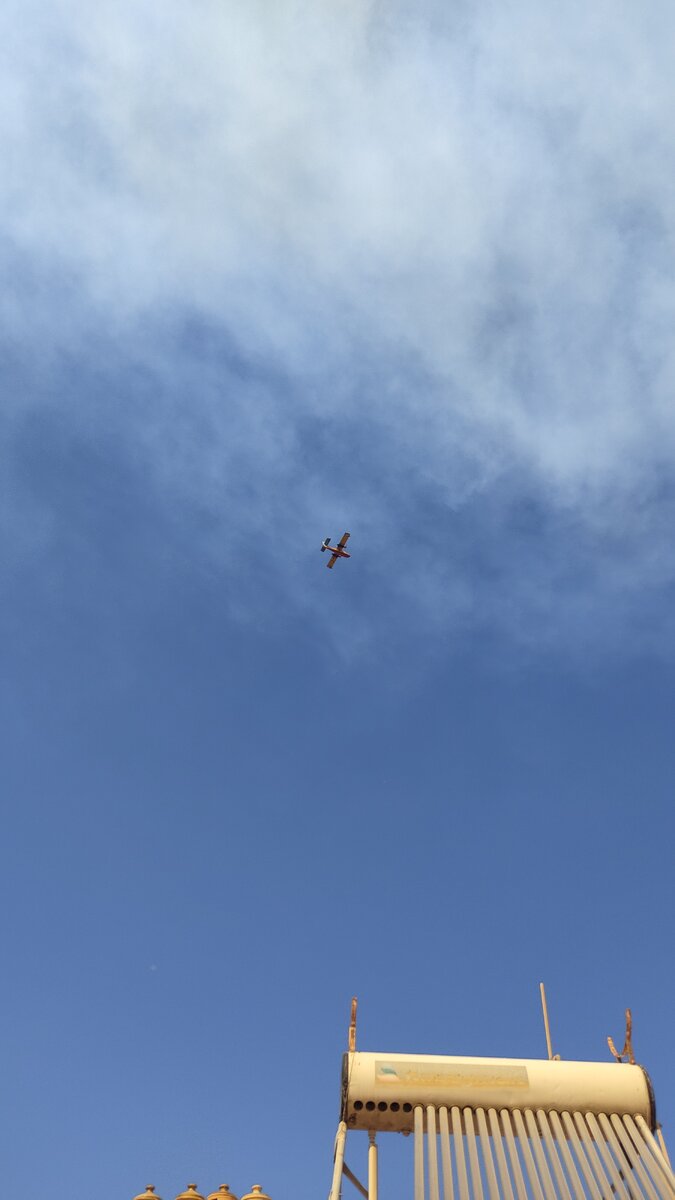 Самолёт, летящий тушить пожар.