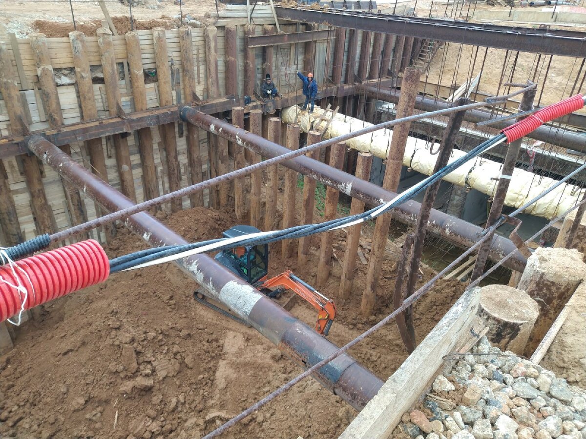 📸1: Первый из двух участков перегона, где еще не был разработан котлован. Работы по выемке грунта практически завершены.