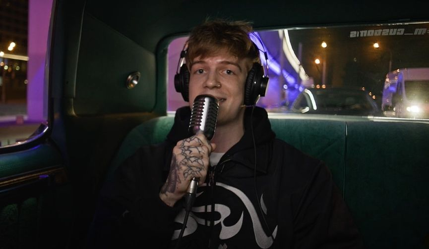 Тачка басты из MC Taxi. 163onmyneck в MC Taxi у басты. Машина шоу MC такси. Какой микрофон у басты MC Taxi.