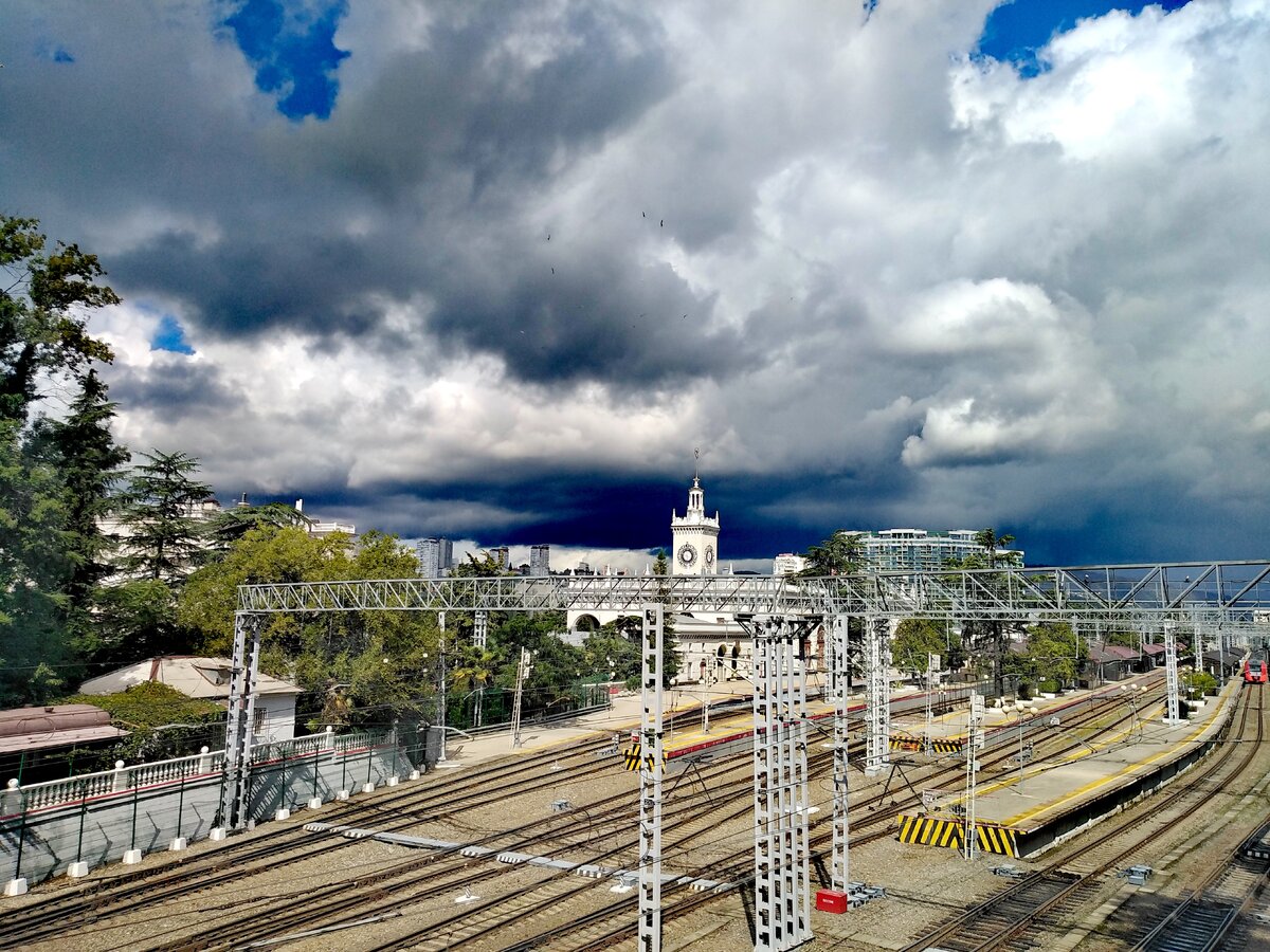 Вокзал Сочи в довольно подозрительной, чернильно-синей туче :)  