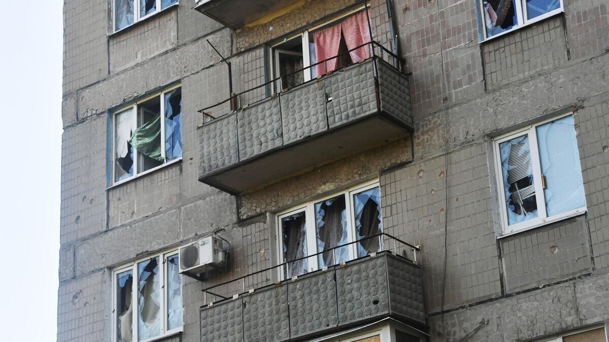    Выбитые стекла жилого дома в результате обстрела центральной части города Донецка со стороны вооруженных сил Украины© РИА Новости / РИА Новости