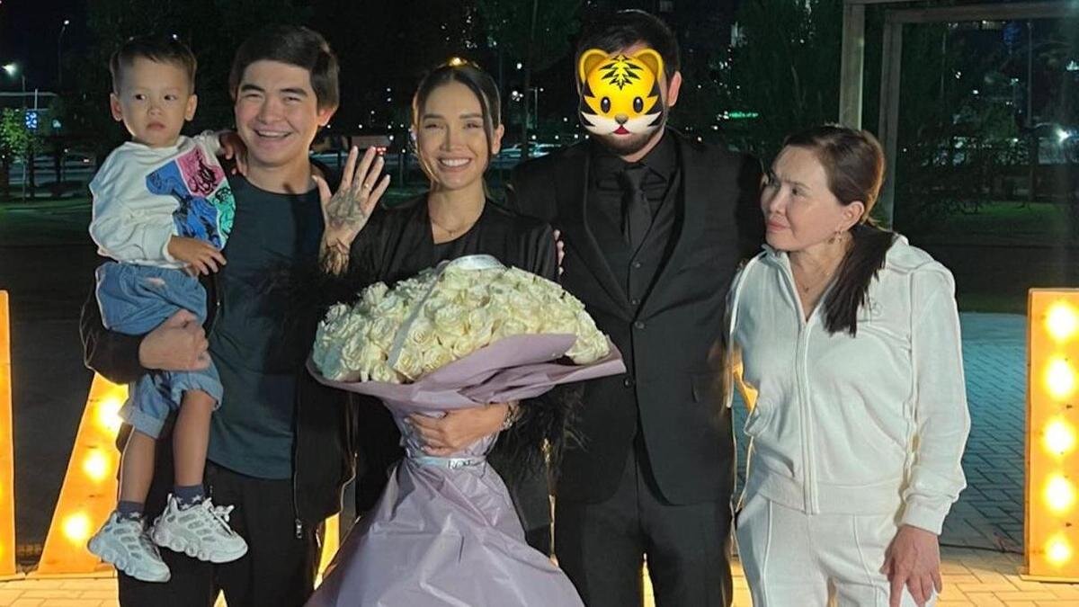    Айжан Байзакова с женихом и семьей:instagram.com/baizaakov