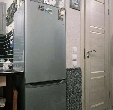 Холодильник и часть фартука из черной "каменной" плитки 