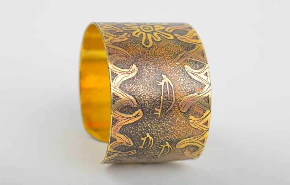 Сочетание классического и современного стилей - это о браслете-манжете. 