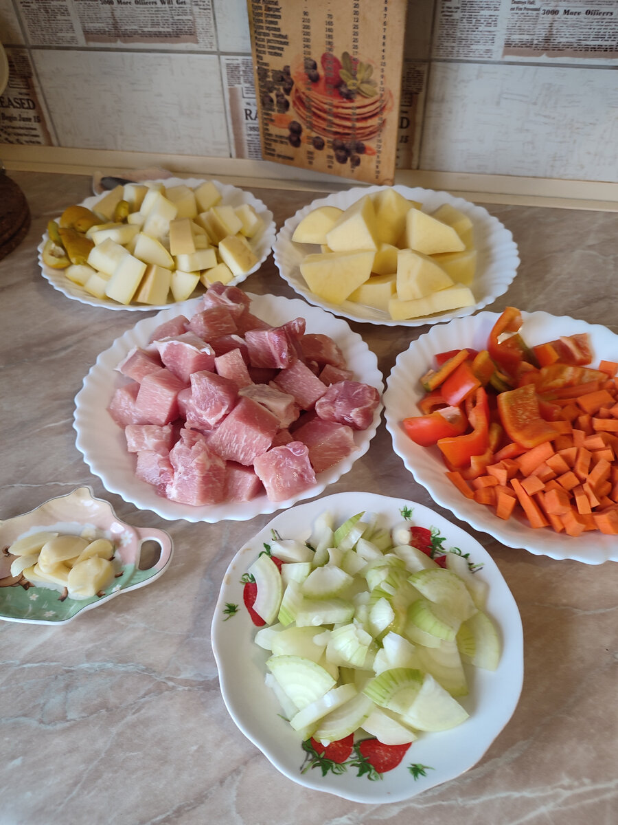 Картофель, морковь, перец, кабачки (кожуру и семена удалить), тыкву, айву мельчать не надо, чем крупнее, тем лучше. Тогда овощи не разварится, сохранят форму.