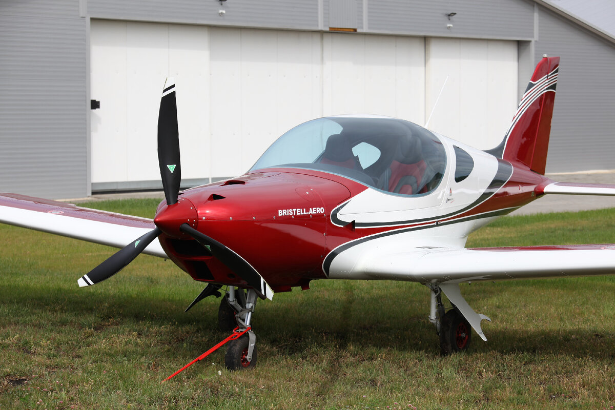 Представляем Вашему вниманию самолет Bristell с убираемыми шасси и силовой установкой ROTAX 915IS 142 л.с. Двигатель используется с винтом MTV с гидравлическим управлением.