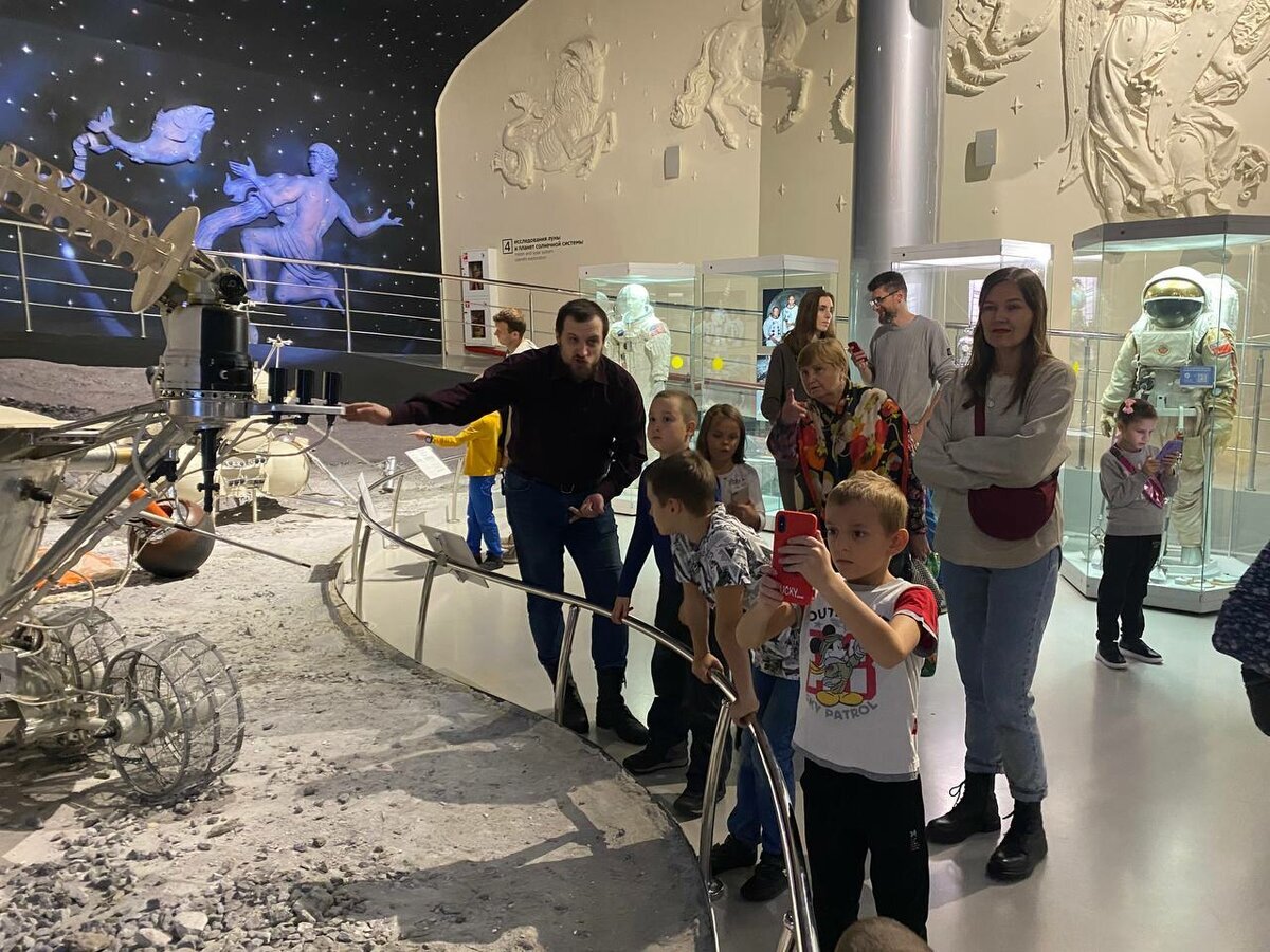 Наши дети увлечённо осматривают экспозицию, посвящённую полёту человека на Луну.