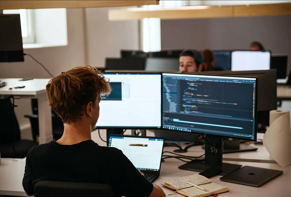 2 программистов. Frontend Разработчик. Front-end программист. Фронт Разработчик. Frontend программист
