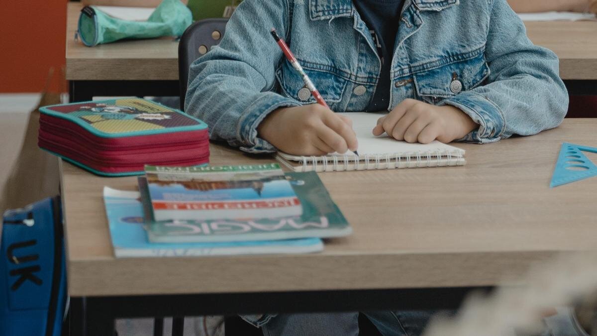    Ребенок сидит за партой на занятиях:pexels.com