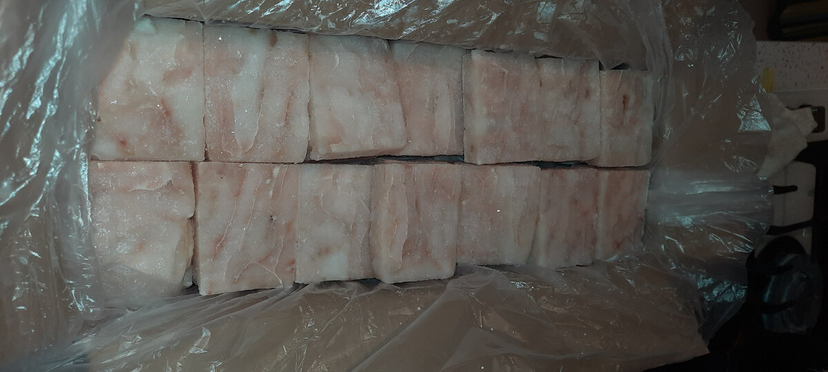 Кубики из филе трески. В коробке 5 кг. Филе хорошего качества, нет даже минимальных косточек. Такие кубики разбираю по пакетам на 1 раз приготовить ужин на семью. При жарке кубики не разваливаются и вкус имеют прекрасный. Иногда добавляю такой кубик в уху из головы и хвоста форели, мне нравится суп из 2-х видов рыбы - опять же кубик разбирается на хорошие кусочки, без трухи.