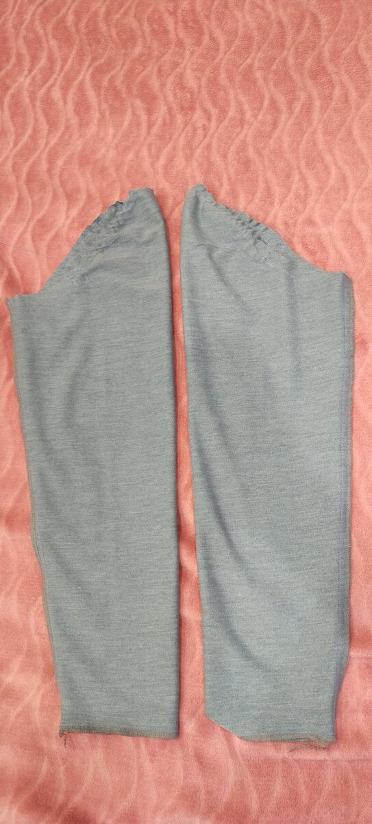 Рукава втачные решила. Ткань трикотажная и тонкая, чтобы не расползались. 