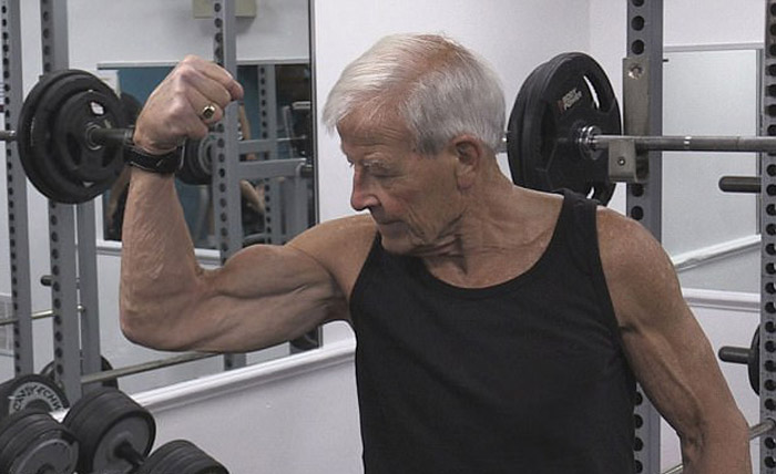 Дед мороз в тренажерном зале. Дед мороз со штангой. Фитнес новый год. Терем деда мороза в великом устюге. Дед зал.