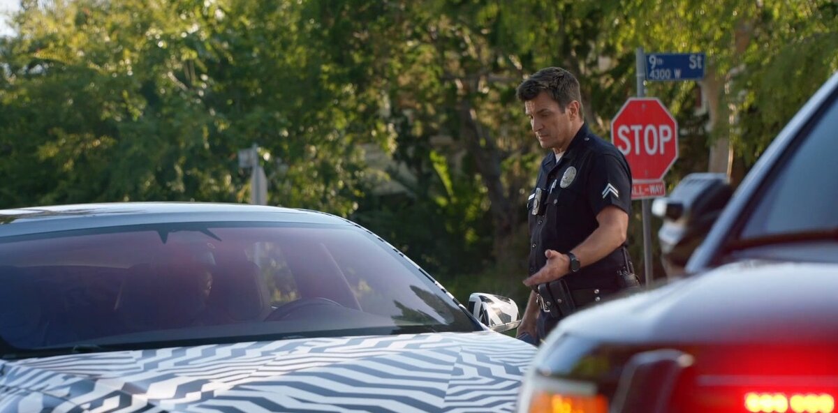 Кадр из сериала «Новобранец» (The Rookie) / ABC📷В 3 серии 5 сезона сериала «Новобранец» офицер полиции останавливает беспилотную машину за проезд под знаком STOP. У него возникает затруднение — кому он должен выписать штраф, ведь водителя нет на месте, а сидящая в салоне девочка не управляла транспортным средством. В таком вопросе ему помог бы юрист в сфере беспилотного транспорта.