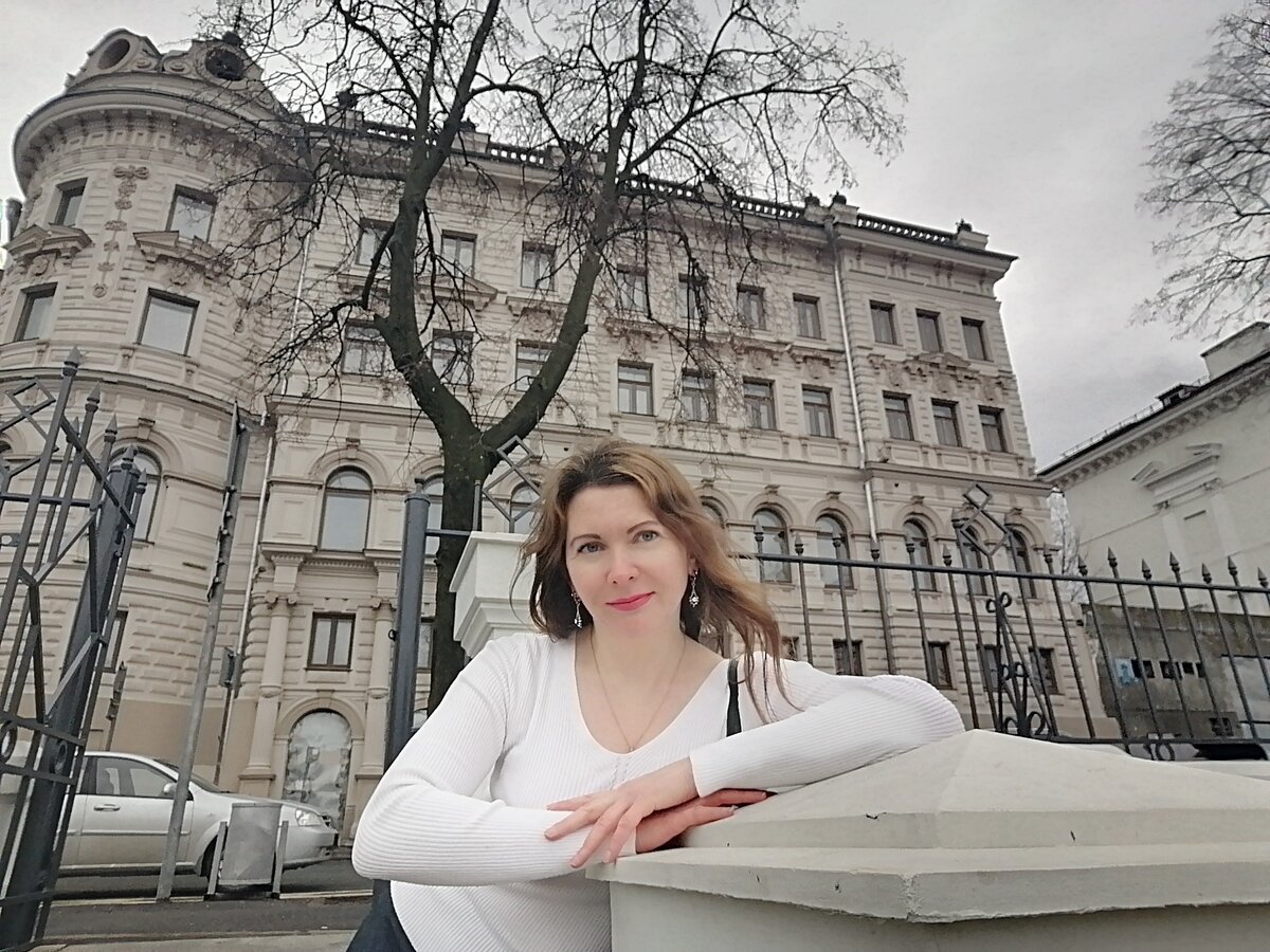 Во дворе здания