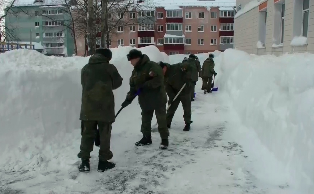 Чистка снега в армии. Фото из интернета.