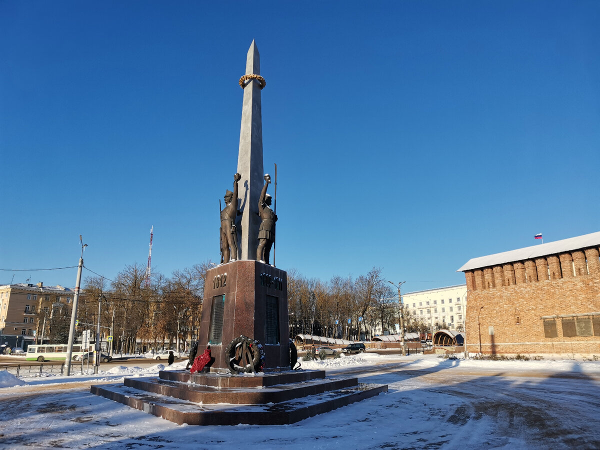 Три фигуры воинов: эпохи русско-польской войны, Отечественной войны 1812 года и Великой Отечественной войны - это монумент, посвященный воинам - защитникам и освободителям Смоленска, расположенный на площади Победы, у крепостной стены. 