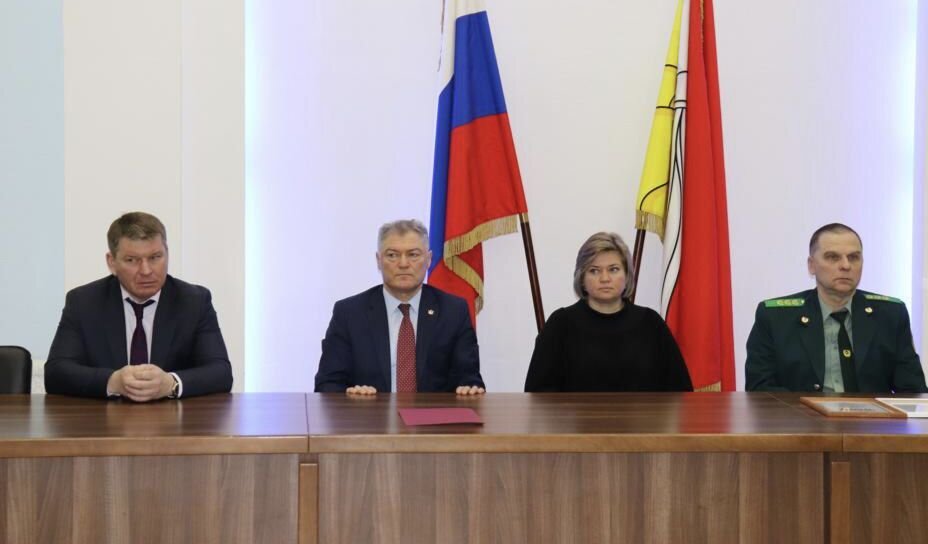    Николай Фролов (слева) с зампредом облправительства Виктором Логвиновым (второй слева) и руководителем департамента Натальей Ветер. Фото: департамент природных ресурсов и экологии