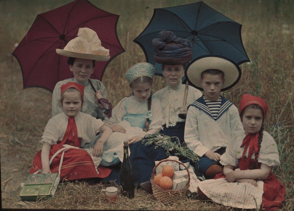 Две дворянские семьи на субботнем пикнике. МЫ видим дворянок в народных костюмах
