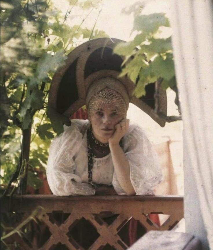 Хозяйка усадьбы в кокошнике. Моду на народный русский стиль создал император Александр III