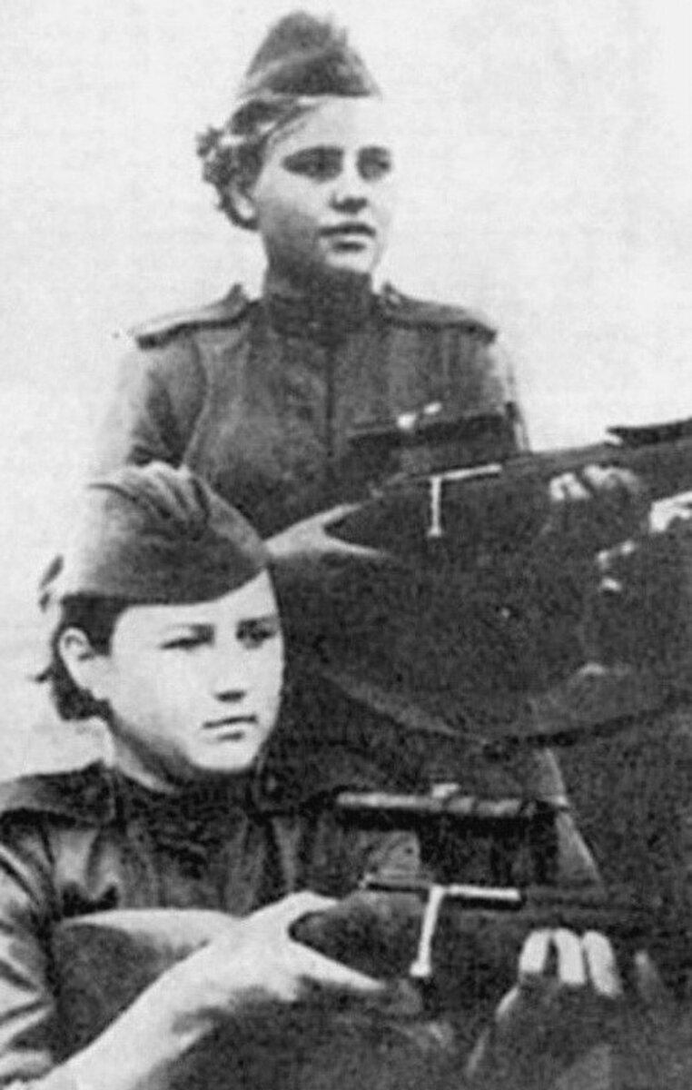 Юные курсантки.