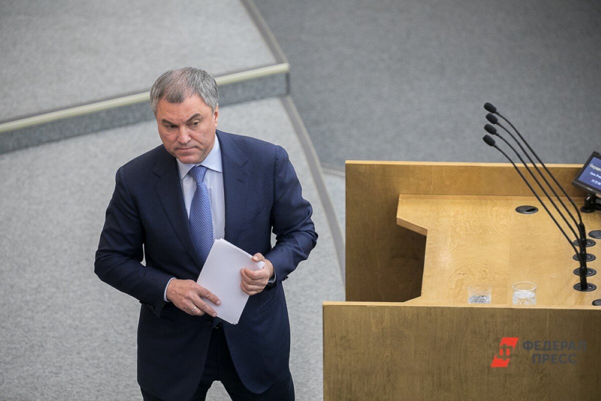 Депутаты госдумы россии. Парламентарий. Заседание депутатов. Чиновники госдумы. Депутаты госдумы приветствовали стоя сенаторов сша.