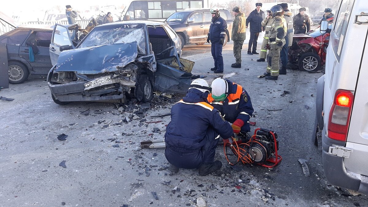 Пострадавшим в аварии на Сурском мосту потребовалась помощь спасателей |  Столица58 | Дзен