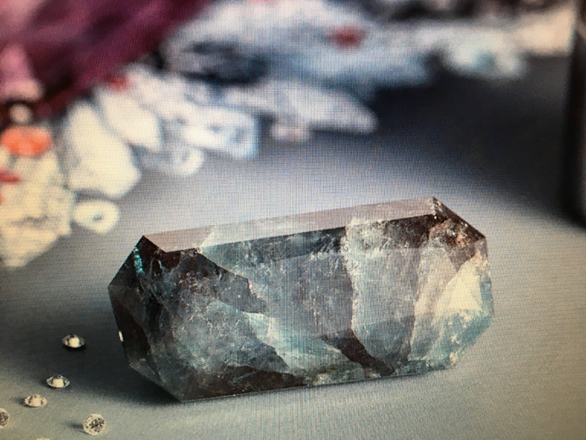 Как можно видеть, камень испещрен трещинами и практически непрозрачен..