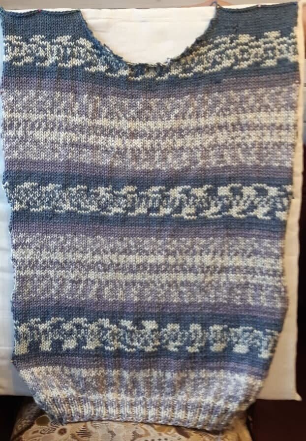 фото  -полка приколота на лекале для ирландского вязания