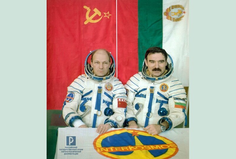 Советско-болгарский экипаж ТПК «Союз-33» космонавты Н.Н. Рукавишников и Г. Иванов. Звездный городок, 1979 г. РГАНТД. Арх. № 1-2656 цв. 