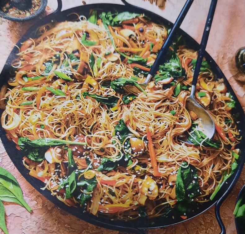 Лапша бобовая фунчоза. Лапша из бобов. Лапша фунчоза сэн сой. Лапша из бобов. Стеклянная лапша толстая.