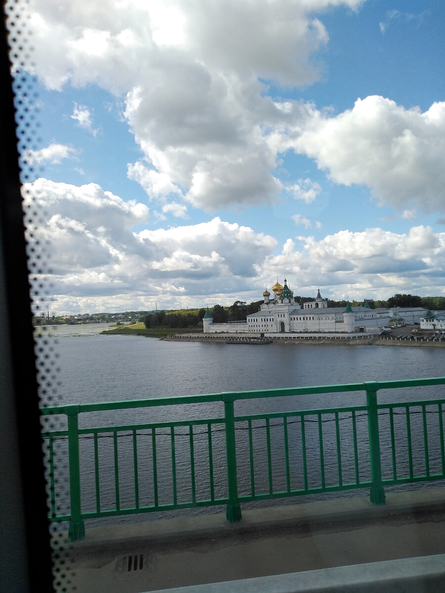 Это уже Кострома! Вид с моста. Всю дорогу по лесам и полям я уже не снимала. )